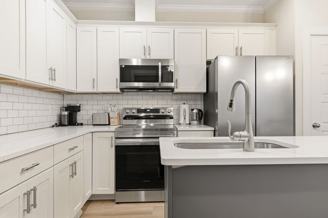 Foto del edificio - BRAND NEW LUXURY: Furnished 2 Bed/2.5 bath...