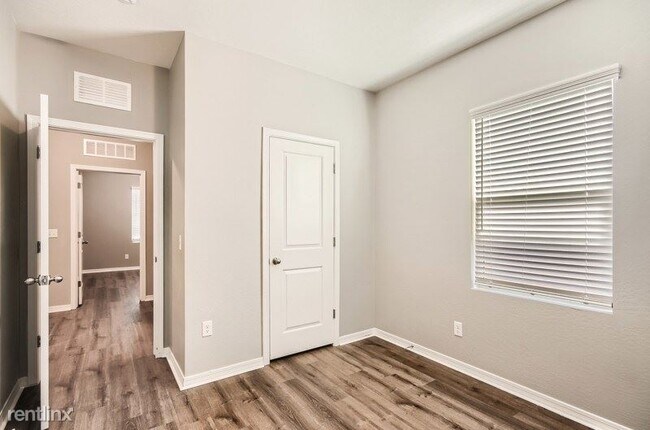 Foto del edificio - 3 br, 2 bath House - 301 Verdad Lane UNIT