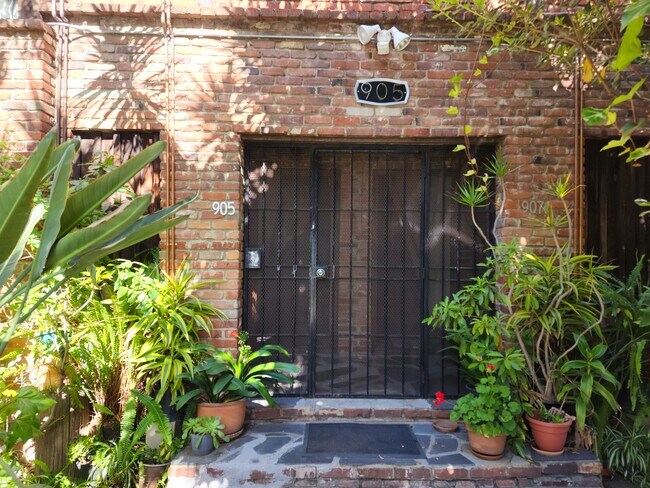 Studio For Rent in Silver Lake - 907 Sanborn Ave