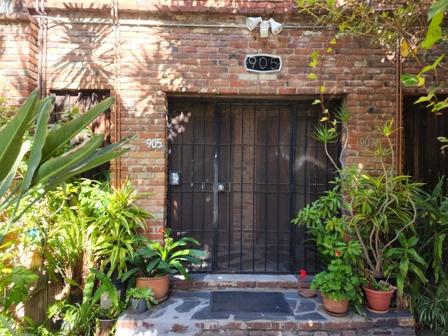 Studio For Rent in Silver Lake - 907 Sanborn Ave