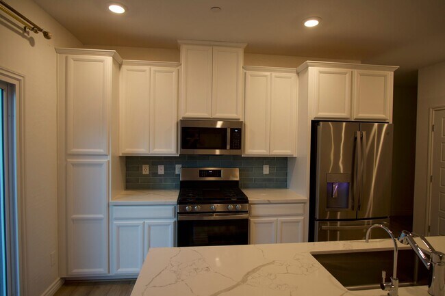 Foto del edificio - Spacious 2 Story Townhome!