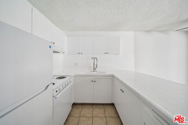 Foto del edificio - 7545 Hampton Ave
