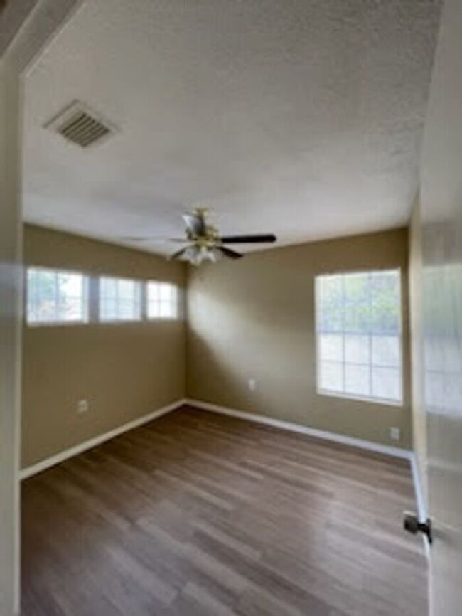 Building Photo - Beautiful remodeled 3 bed 2.5 bath