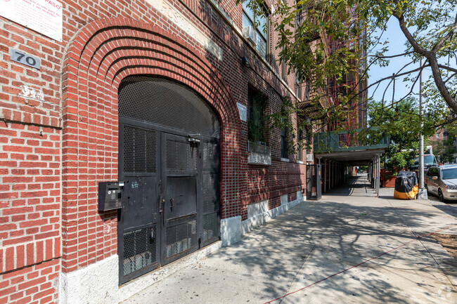 Entrada - 70 Post Avenue