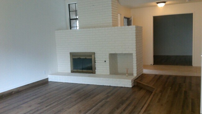 Foto del edificio - 315 E Nees Ave