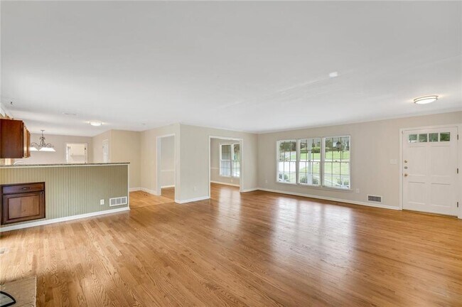 Building Photo - 2792 Fontainebleau Dr