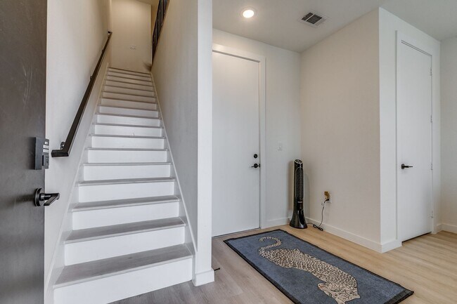 Foto del edificio - LUXURY 3-BEDROOM TOWNHOUSE AT GRAYSON HOUSE