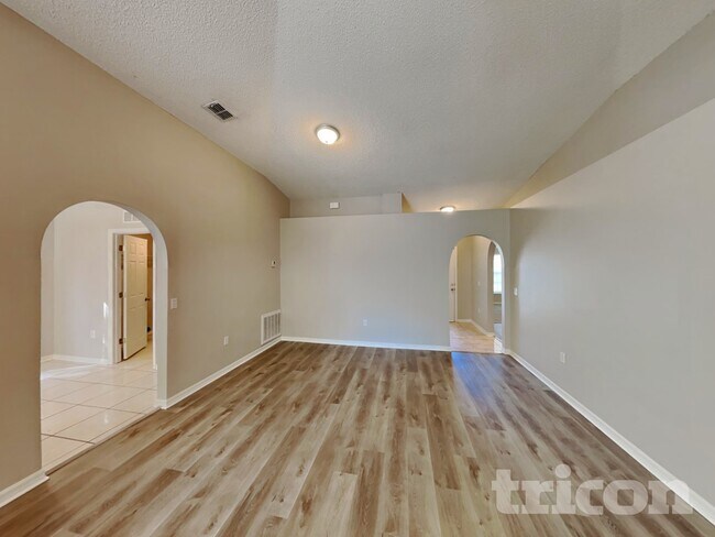 Foto del edificio - 7354 High Bluff Rd N