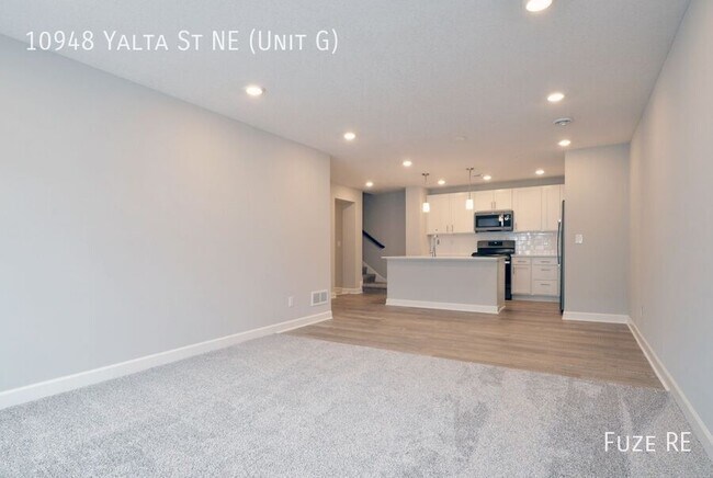 Foto del edificio - 10948 Yalta St NE