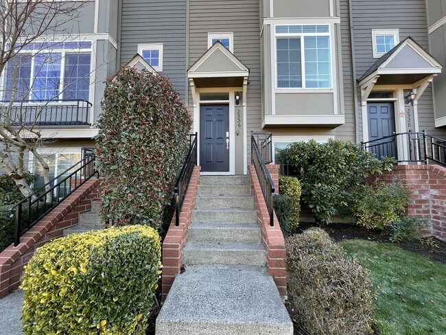 Foto del edificio - Bright 3-Level Townhome with Open-Concept Living, Built-In Fireplace & Included Wi-Fi