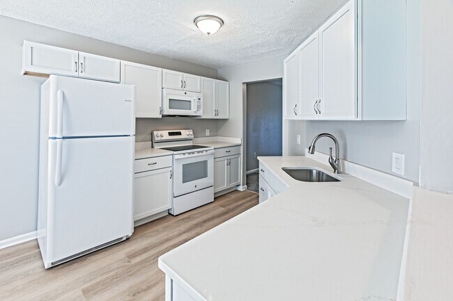 Foto del edificio - 2 bedroom, 2.5 bath end unit townhome in Newark