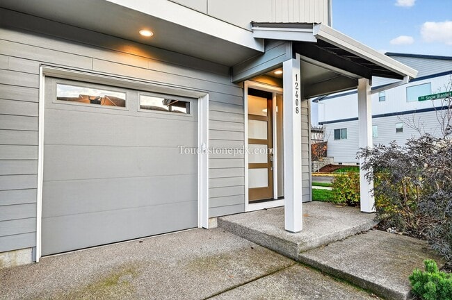 Building Photo - Modern 3BD | 2.5 BA Happy Valley Home On Corner Lot!