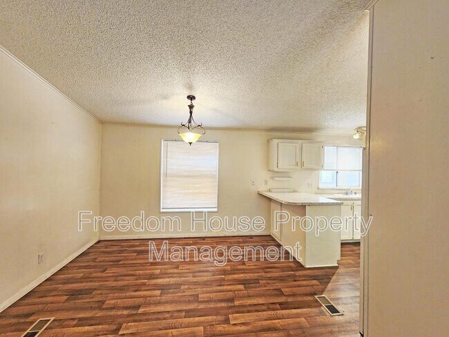 Building Photo - 1441 W Betty Ave