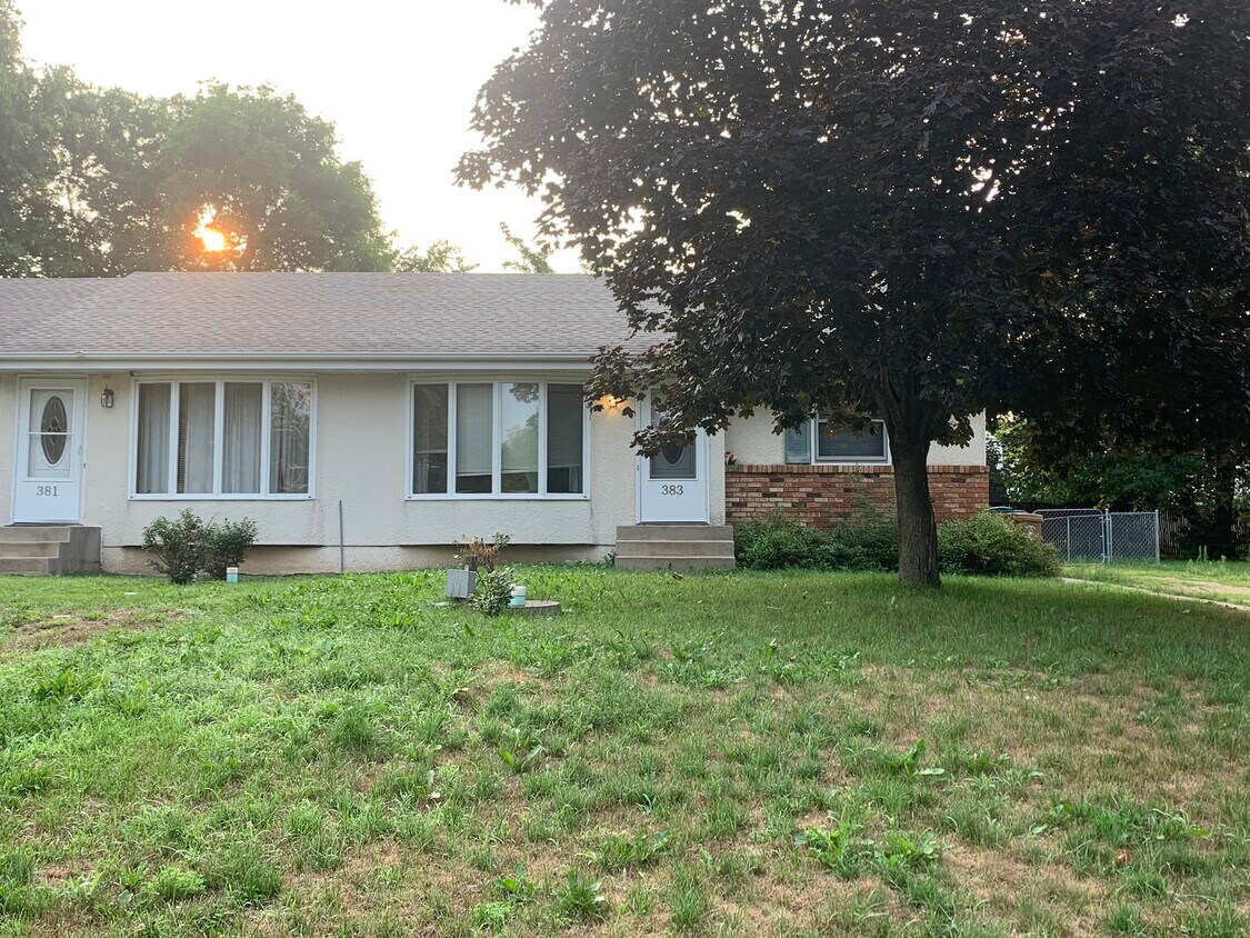 Welcome Home to 383 Queenan - 383 Queenan Ave S