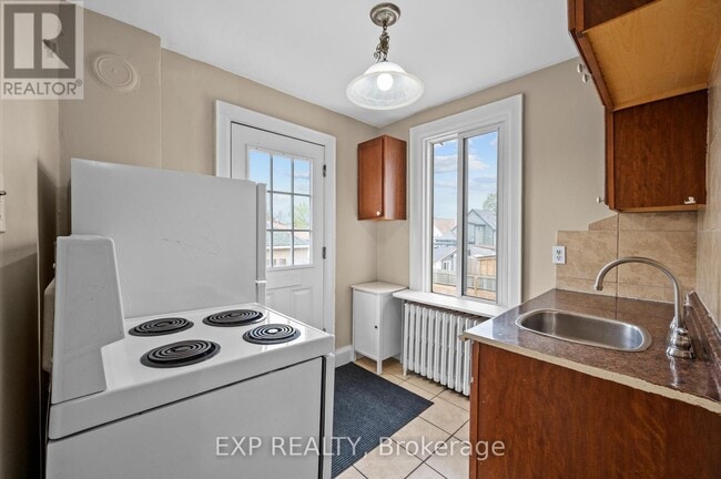 Photo du bâtiment - 128-128 Britannia Ave