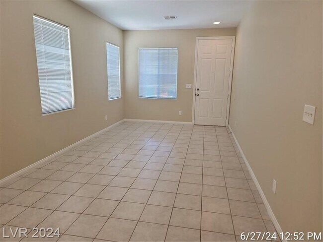 Building Photo - CHARMING 4 BEDROOM HOME IN THE NW!!