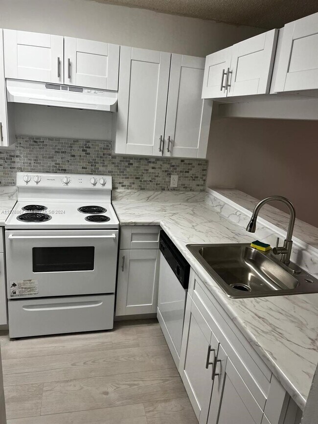 Building Photo - 1101 Coral Club Dr