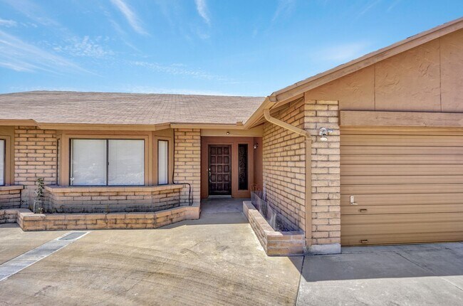 Foto del edificio - Pending/ Rented - Serene 3-bed 2-bath