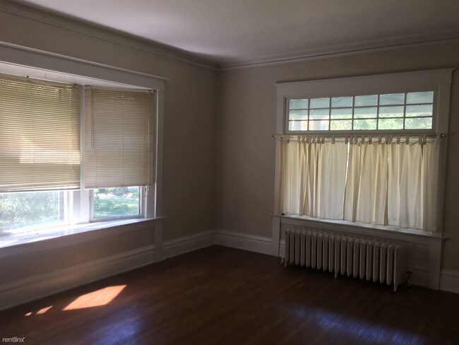 Building Photo - 2 br, 1 bath  - 1572 Lake Dr SE Apt 1