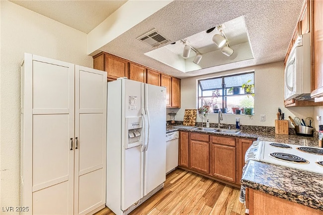 Foto del edificio - 7200 W Pirates Cove Rd