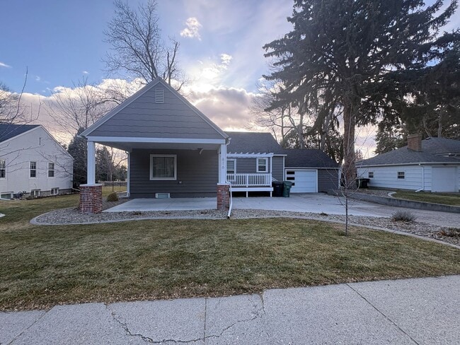 Foto del edificio - 4-bedroom, 2.5-bath home located on Poly.