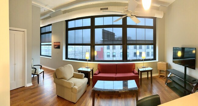 Building Photo - 1401 State St - Unit 405