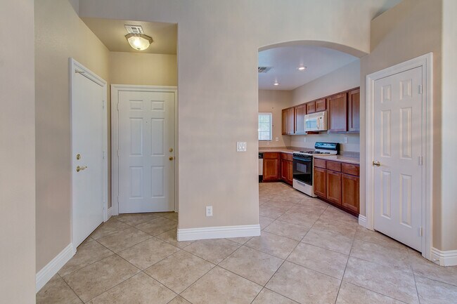 Foto del edificio - Beautiful home located in the desirable gated community of Sunridge Heights Residence!