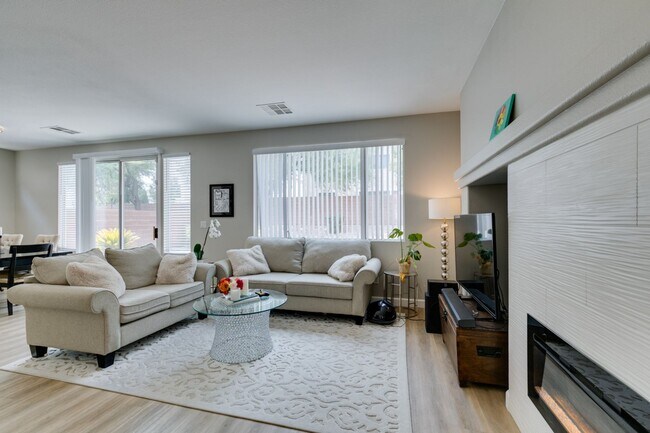Foto del edificio - 3 BEDROOM 2.5 BATH HOME IN 89148