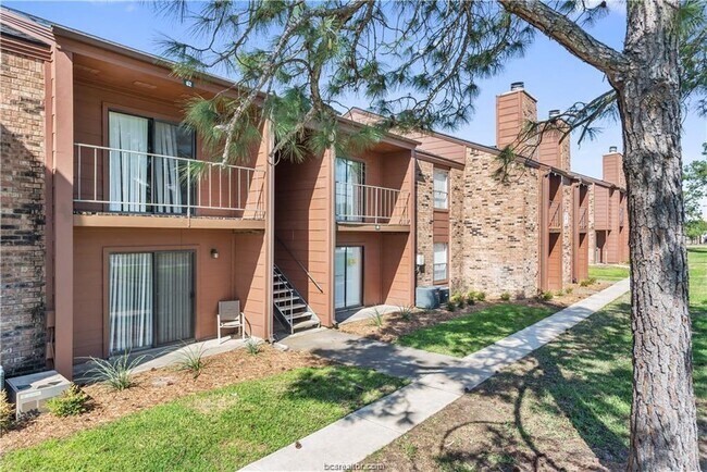 Building Photo - 904 University Oaks Blvd