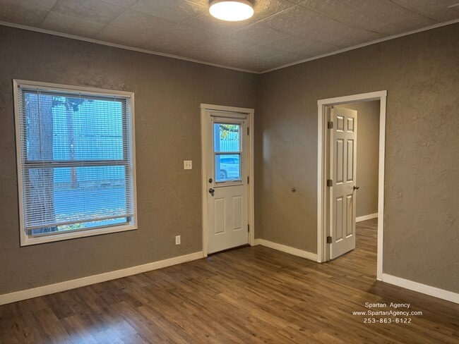 Building Photo - 1727 Pease Ave