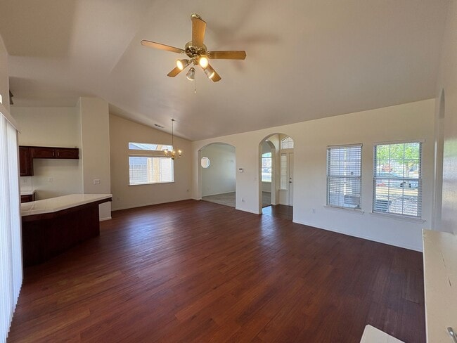 Building Photo - Cozy Lemoore Home Available Now!