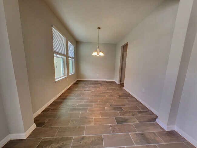 Building Photo - 3/2.5 Townhome with Stainless Steel Applia...