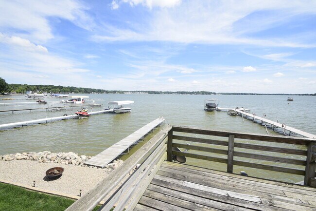 Building Photo - 2 bedroom / 2 bathroom home for rent in Cedar Lake