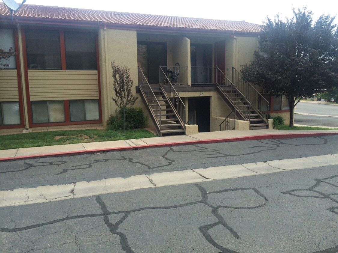 Foto principal - Very Nice 1 bed 2 bath with community pool.