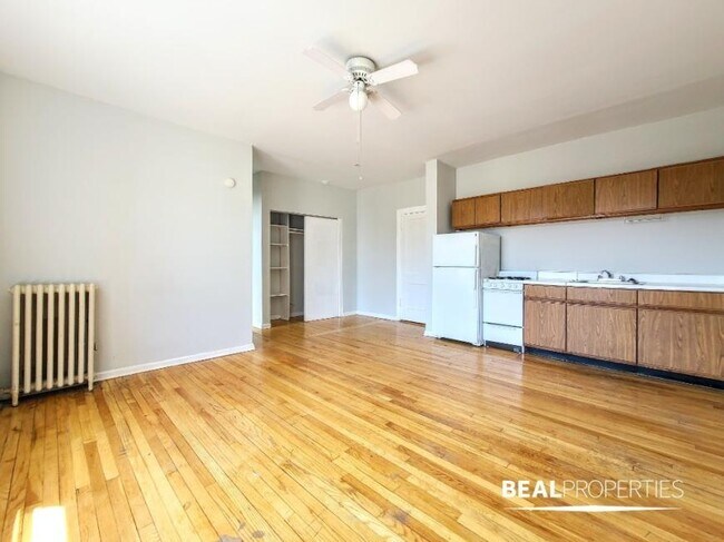 Foto del edificio - 0 bedroom in CHICAGO IL 60657