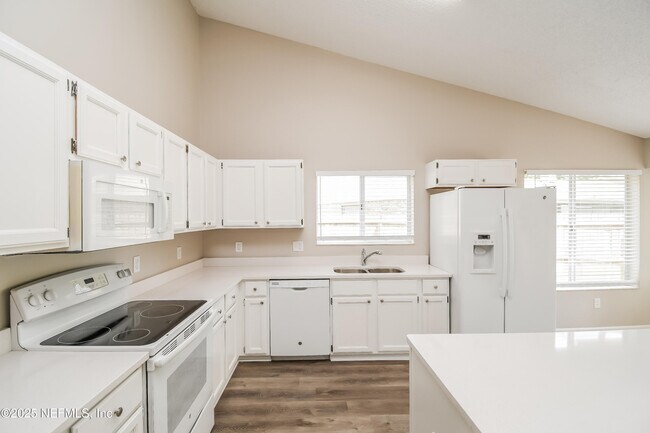 Foto del edificio - 8854 Rose Hill Dr N