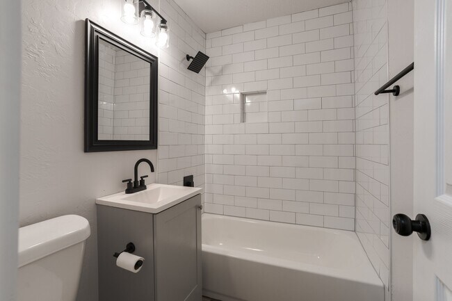 Building Photo - 600 SW 33rd St