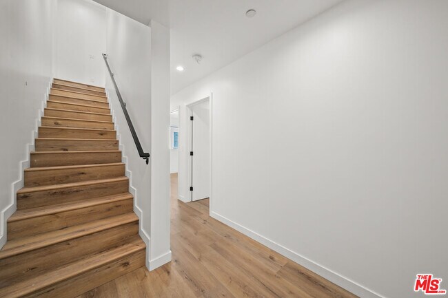 Building Photo - 6049 Craner Ave