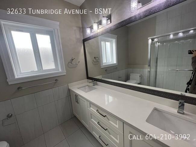 Building Photo - Bright Above Ground Suite