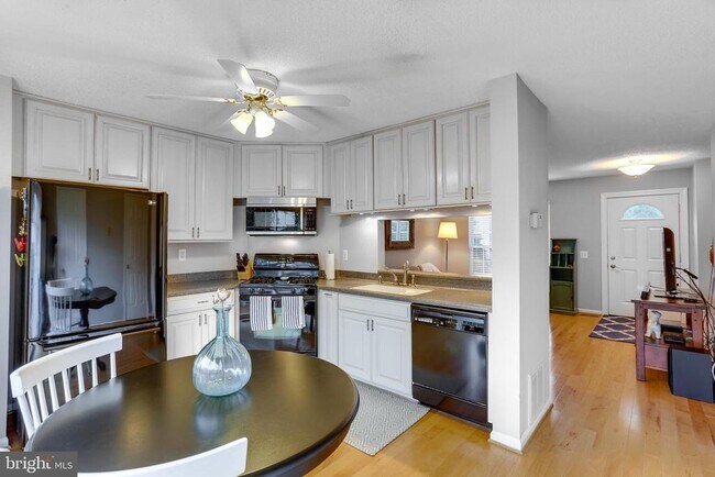 Building Photo - 6520 Old Carriage Way