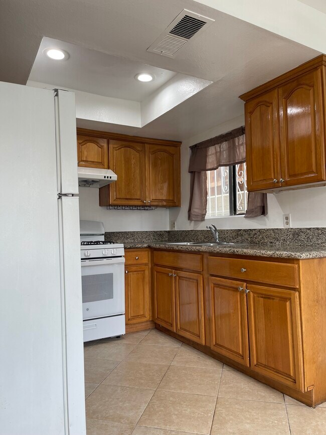 Building Photo - 321 N Marguerita Ave