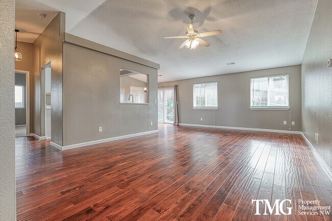 Building Photo - Pet Friendly 3 bed 2 bath Ranch House w/ L...