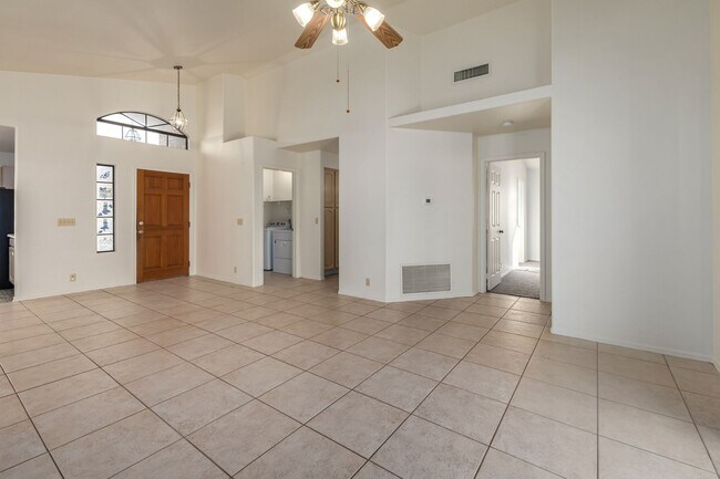 Building Photo - Spacious 3 Bed, 2 Bath Home in Peoria - Your Perfect Home Awaits!