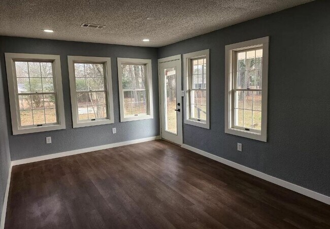 Building Photo - *LEASED* 4/3, 2644 sqft, 1/2 ac. lot, Home...