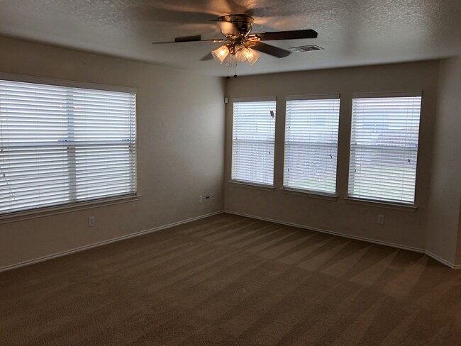 Foto del edificio - SPACIOUS 3 BEDROOM FEATURING 2 LIVING AREA...