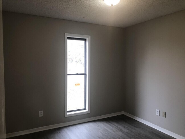 Building Photo - 6498 Chickasaw Dr