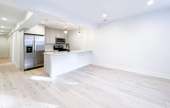 Building Photo - 1334 W Bryn Mawr Ave