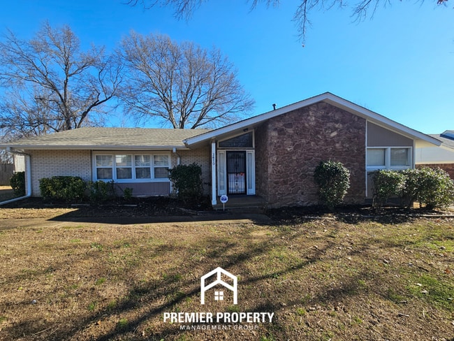 Large 4 Bedroom Home for Rent in Memphis | Hardwood Floors, Fireplace & Fenced Yard - Large 4 Bedroom Home for Rent in Memphis | Hardwood Floors, Fireplace & Fenced Yard