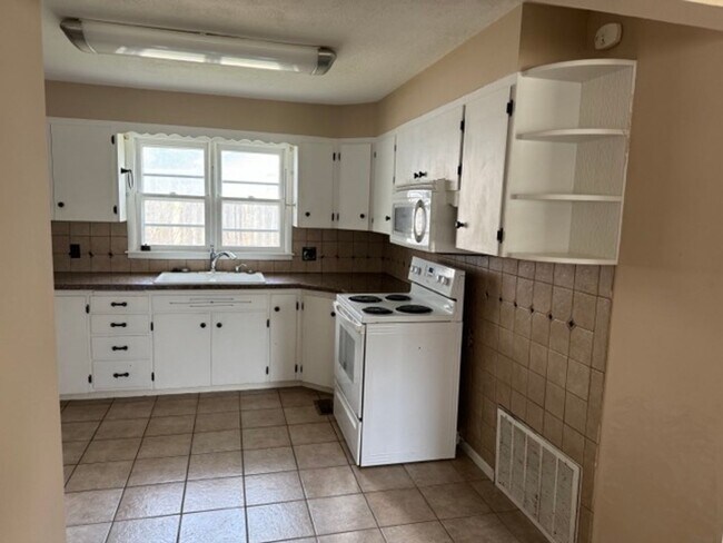 Building Photo - 3 Bedroom House w/2 Bath, 2 Car Garage, St...