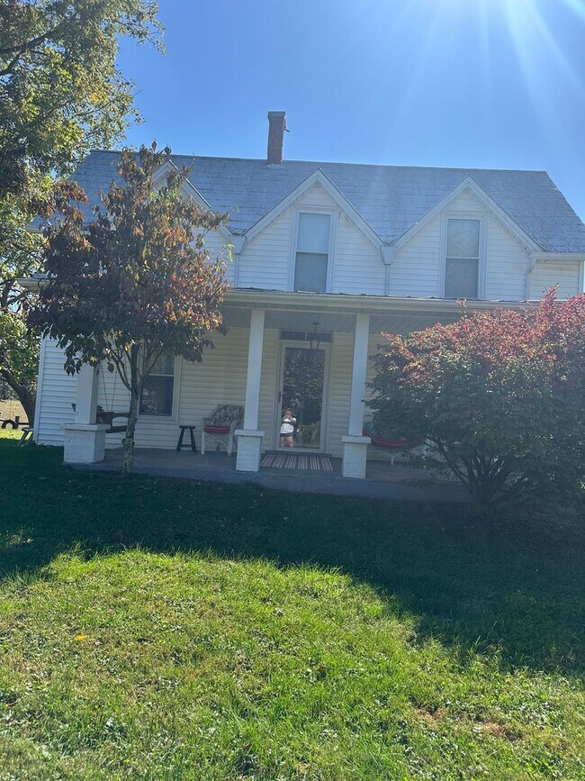 Foto del edificio - 4 Bedroom, 2 Bath farm house out in the Country.